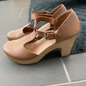 Old Navy clogs, size 8. Great condition.